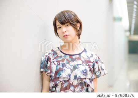 明るい可愛い女性 87608276