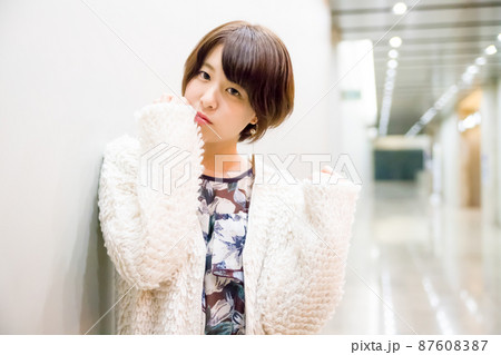 明るい可愛い女性 明るい可愛い女性 87608387