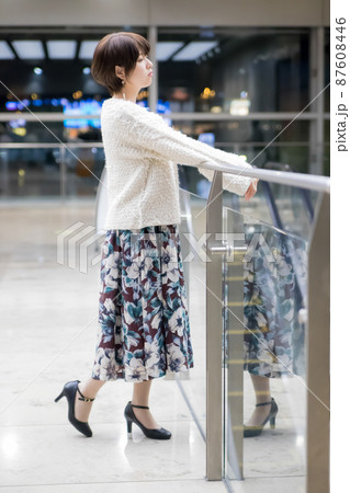明るい可愛い女性 87608446