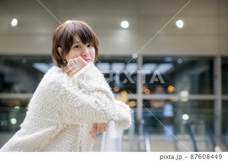 明るい可愛い女性 明るい可愛い女性 87608449