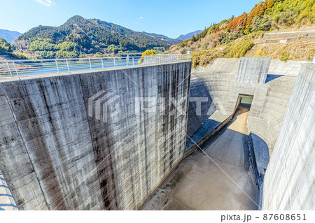 初春の藤波ダム　福岡県うきは市 87608651