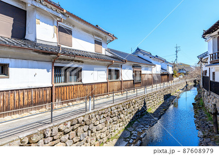 初春の筑後吉井の白壁の町並み　福岡県うきは市 87608979