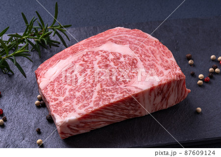 黒毛和牛のロースステーキ用 87609124