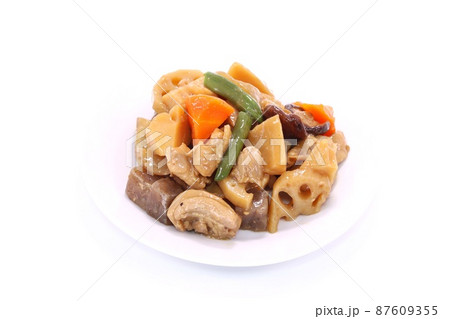 鶏肉と根菜類の煮物 筑前煮 明るい背景 鶏肉と根菜類の煮物 筑前煮 明るい背景 87609355