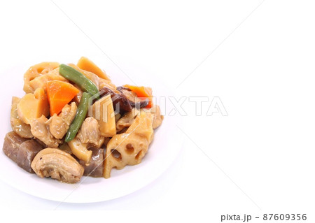 鶏肉と根菜類の煮物 筑前煮 明るい背景 鶏肉と根菜類の煮物 筑前煮 明るい背景 87609356