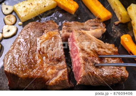 黒毛和牛のロースステーキを焼く 87609406