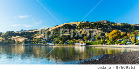 ニュージーランド　南島のバンクス半島に位置する町、アカロアの町並みとアカロア湾の風景 87609563