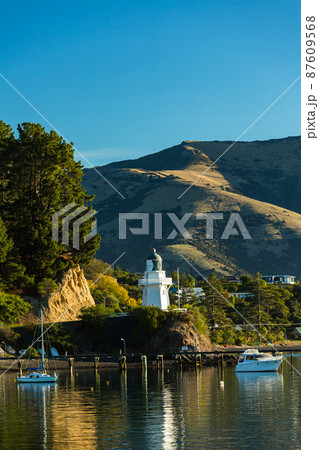 ニュージーランド　南島のバンクス半島に位置する町、アカロアの灯台とアカロア湾の風景 87609568