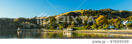 ニュージーランド　南島のバンクス半島に位置する町、アカロアの町並みとアカロア湾の風景 87609599