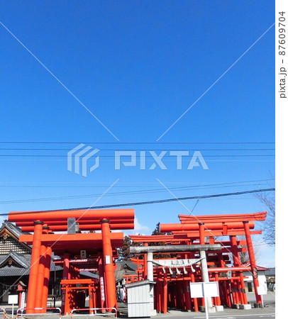 春の快晴の空のもとの大小たくさんの鳥居 春の快晴の空のもとの大小たくさんの鳥居 87609704