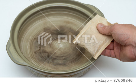 【調理シーン】和風だし・出汁パックを土鍋に入れる 87609846