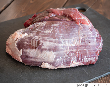 ジビエ料理に使われる新鮮な鹿のモモ肉。 ジビエ料理に使われる新鮮な鹿のモモ肉。 87610003