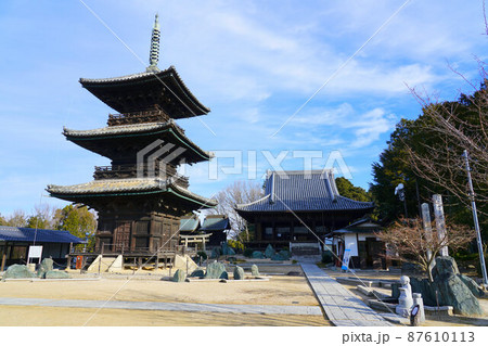 中国観音霊場】第二番 余慶寺の三重塔と薬師堂と青空1 岡山県瀬戸内市の写真素材 [87610113] - PIXTA