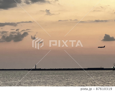沖縄 那覇新港から見た夕景 沖縄 那覇新港から見た夕景 87610319