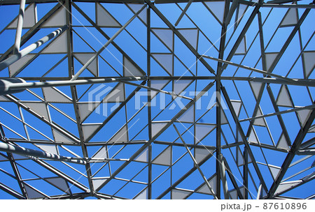 青空と三角模様の飾り屋根 87610896