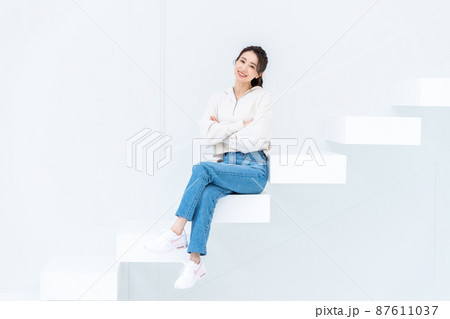 階段に座る若い女性 87611037