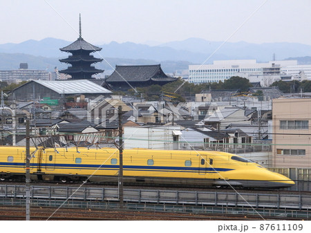 京都駅を発車して西へ向かって走行するドクターイエロー 87611109