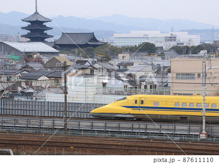 京都駅を発車して西へ向かって走行するドクターイエロー 京都駅を発車して西へ向かって走行するドクターイエロー 87611110