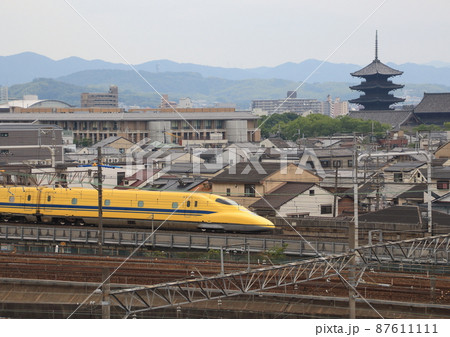 京都駅を発車して西へ向かって走行するドクターイエロー 京都駅を発車して西へ向かって走行するドクターイエロー 87611111