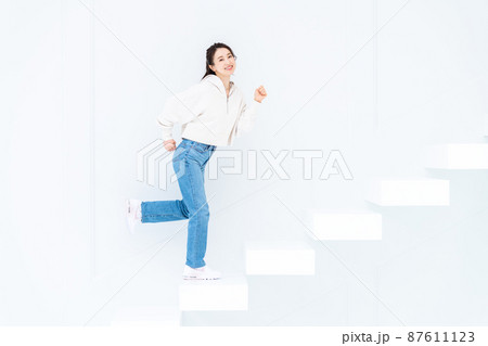 階段をあがる若い女性 階段をあがる若い女性 87611123