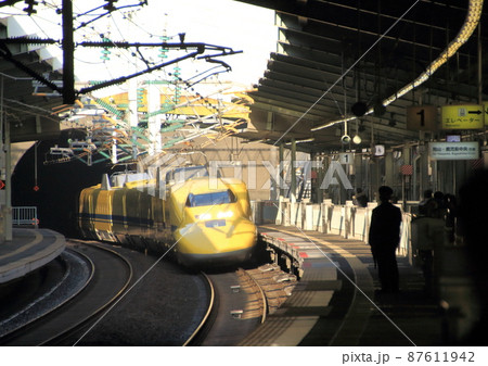 ドクターイエローがトンネルを出てすぐに山陽新幹線新神戸駅のホームへ入線 87611942