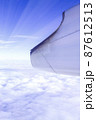 飛行機の窓から見えるすばらしい景色　紺色の空　光 87612513