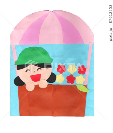 子供が制作した気球に乗る女の子 87612552