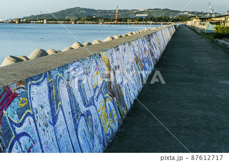 朝の散歩 海岸沿いの壁面アート 朝の散歩 海岸沿いの壁面アート 87612717