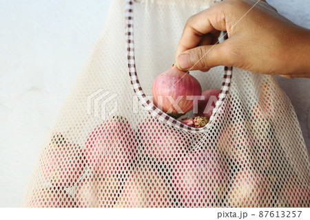 fresh onion in a reusable shopping bag fresh onion in a reusable shopping bag 87613257