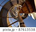 下から見上げた螺旋階段 87613538