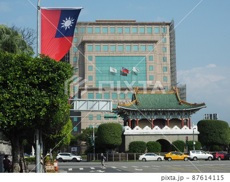 台北府城の東門と中華民国台湾の国旗 台北府城の東門と中華民国台湾の国旗 87614115