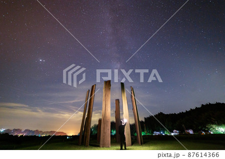 個性的な遺跡と星空 87614366