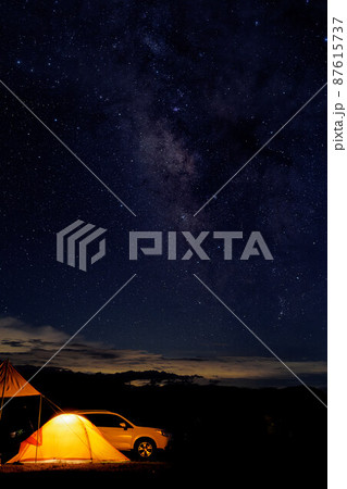 天の川の下でキャンプ	 87615737
