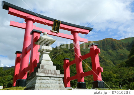 湯殿山本宮の朱塗りの鳥居 湯殿山本宮の朱塗りの鳥居 87616288
