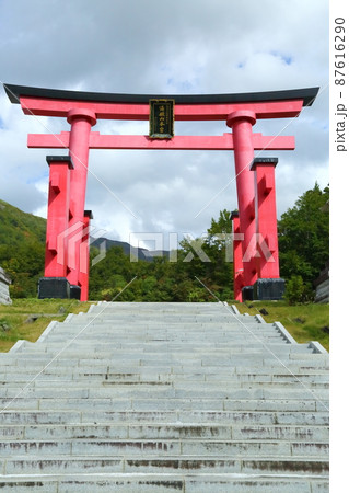 湯殿山本宮の朱塗りの鳥居 湯殿山本宮の朱塗りの鳥居 87616290