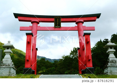 湯殿山本宮の朱塗りの鳥居 湯殿山本宮の朱塗りの鳥居 87616291