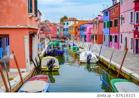 ブラーノ島の風景(ヴェネツィア、イタリア) ブラーノ島の風景(ヴェネツィア、イタリア) 87618325