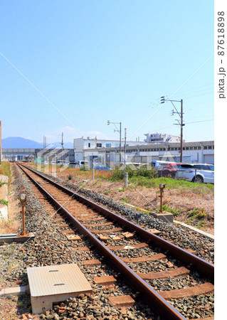 真っすぐに続く線路 87618898