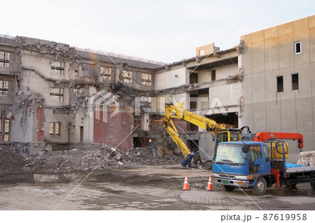 老朽化した公共建造物の解体工事現場の風景 87619958