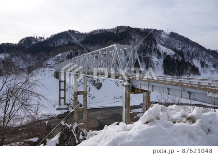 残雪の残る早春の国道156号線の尾神橋辺り 87621048