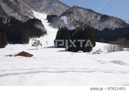閉鎖された白川村の白弓スキー場 87621401