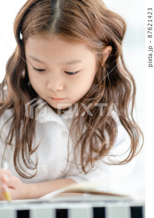 女の子 女性 女 87621423