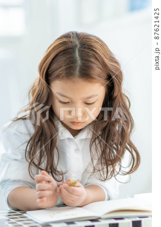 女の子 女性 女 87621425