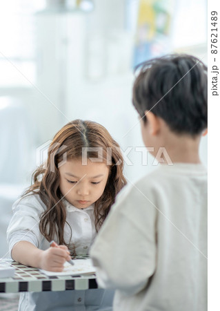 女の子 女性 女 87621489