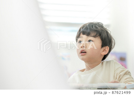 考え 考える 男 87621499