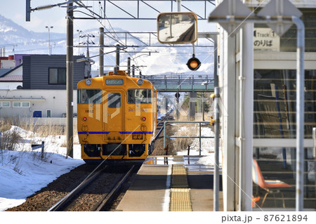 早春の北海道北斗市で道南いさりび鉄道七重浜駅を発着する各駅停車の風景を撮影 早春の北海道北斗市で道南いさりび鉄道七重浜駅を発着する各駅停車の風景を撮影 87621894
