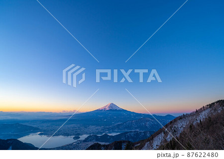 新道峠から見る朝焼けに染まる富士山【山梨県】 新道峠から見る朝焼けに染まる富士山【山梨県】 87622480