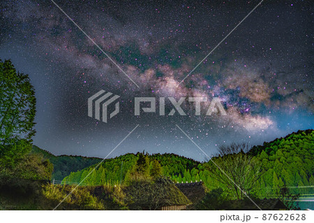 【天の川素材】茅葺屋根と天の川【愛知県】 87622628