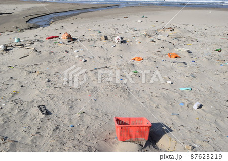 海岸の漂着物 環境問題 ゴミ問題 87623219