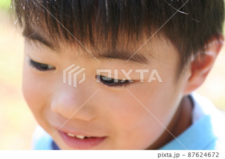 ガーデニング　子供が見つけたダンゴムシを見せてくれた 87624672